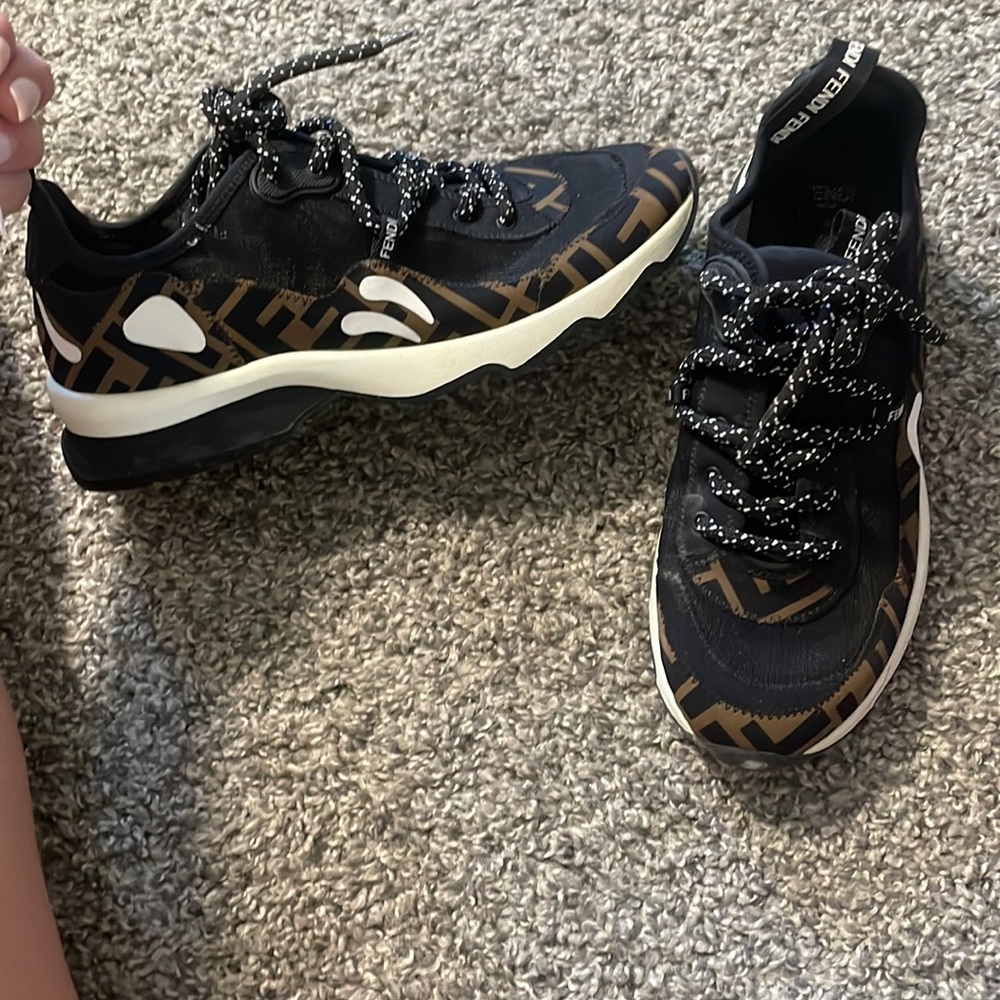 100% authentic fendi sneakers sz 37 to small for me